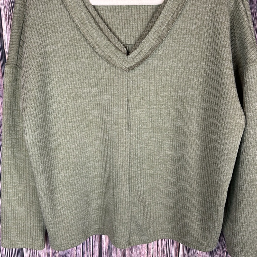Blu Pepper Oversized Green V Neck Top- Size Large - Picture 3 of 7